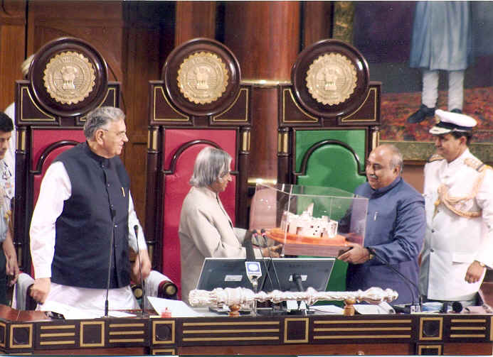 Hon'ble Speaker presenting momento to His Execllency  President